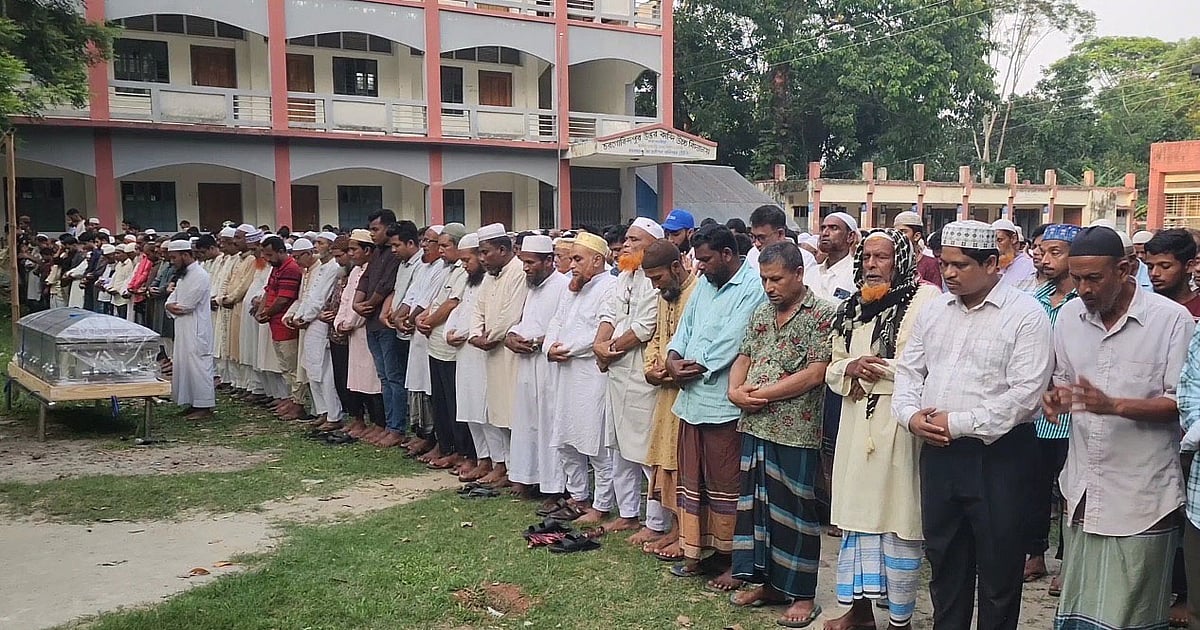 মাদারীপুরে বৃষ্টির জানাজা শেষে দাদা-দাদির কবরের পাশে শায়িত হলেন বৃষ্টি