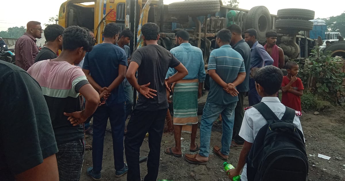 যশোরে রেললাইনে ট্রাক উঠে পড়ল, ট্রেনে কাটা পড়ে চালকের মৃত্যু