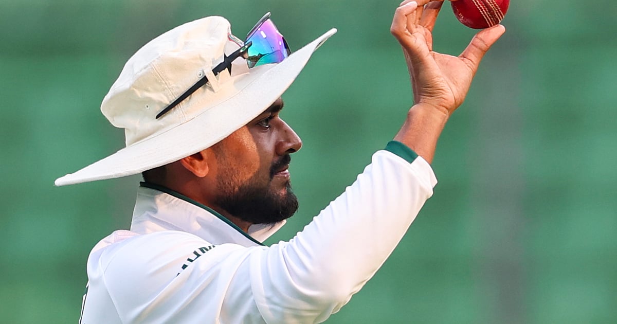 পাকিস্তানের ব্যাটিং বিপর্যয়ে মিরাজের পাঁচ উইকেট