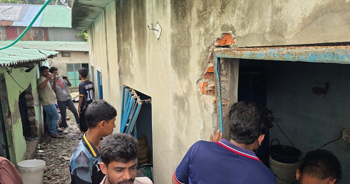 ফতুল্লায় গ্যাসের লিকেজ থেকে বিস্ফোরণ, বাবার সঙ্গে দগ্ধ তিন ছেলে