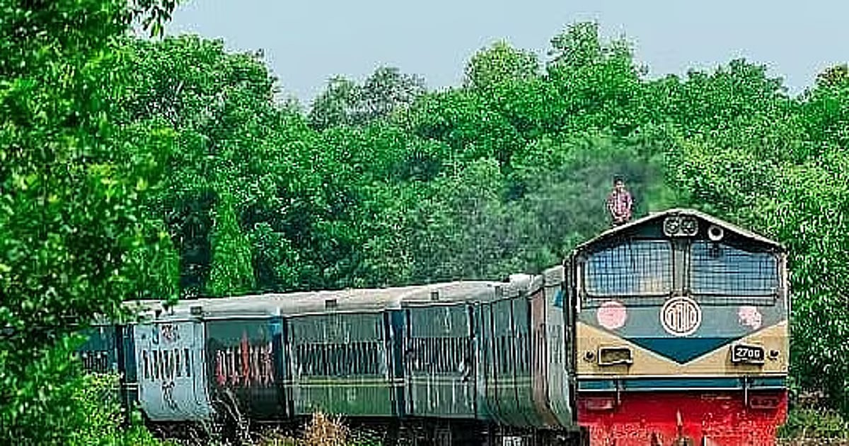 চট্টগ্রাম বিশ্ববিদ্যালয়ের শাটল ট্রেনে নিষিদ্ধ ছাত্রলীগের পোস্টার সাঁটানোর ভিডিও ভাইরাল