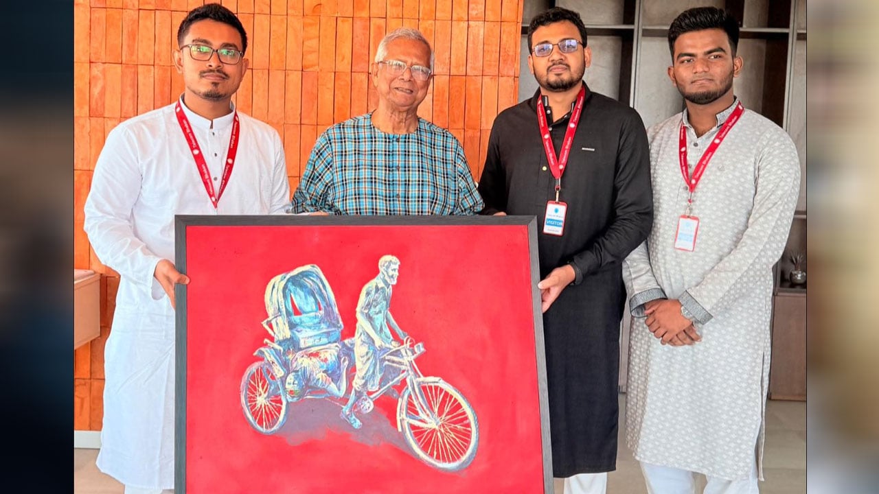 ড. ইউনূসকে স্মারক চিত্রকর্ম উপহার দিলেন ডাকসু ভিপি