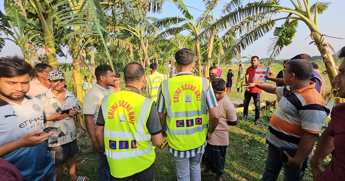 ফরিদপুরে মা-মেয়ের লাশ উদ্ধারের পর ময়নাতদন্তের জন্য নেওয়া হয়েছে