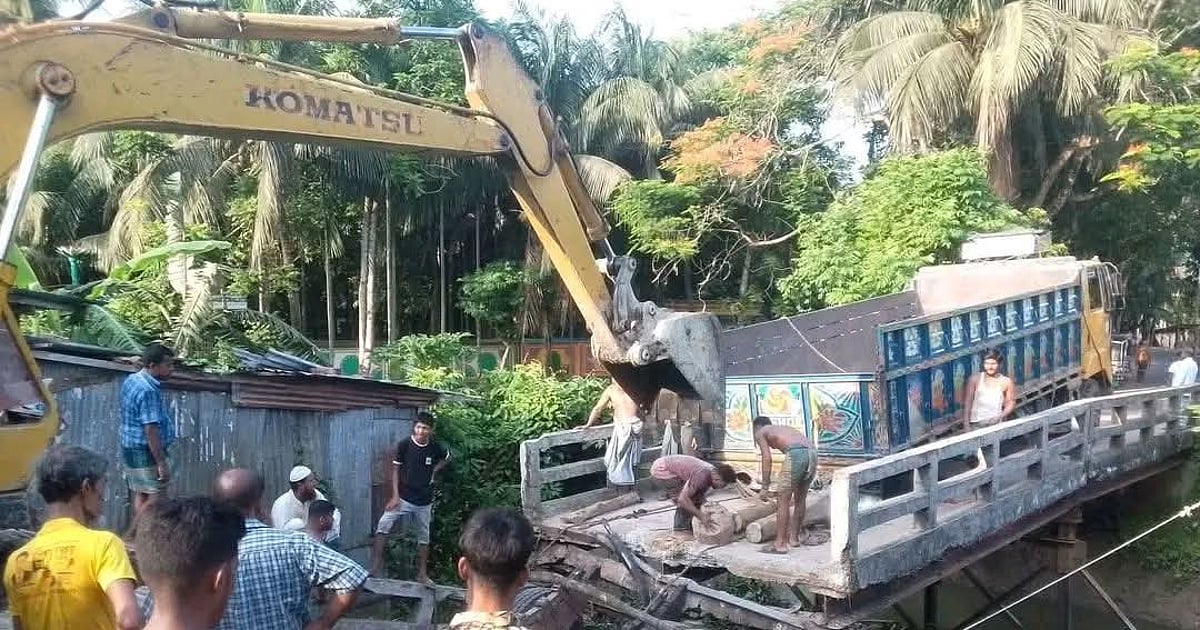 ঝালকাঠির সেতু ভেঙে খালে, যোগাযোগ বিচ্ছিন্ন