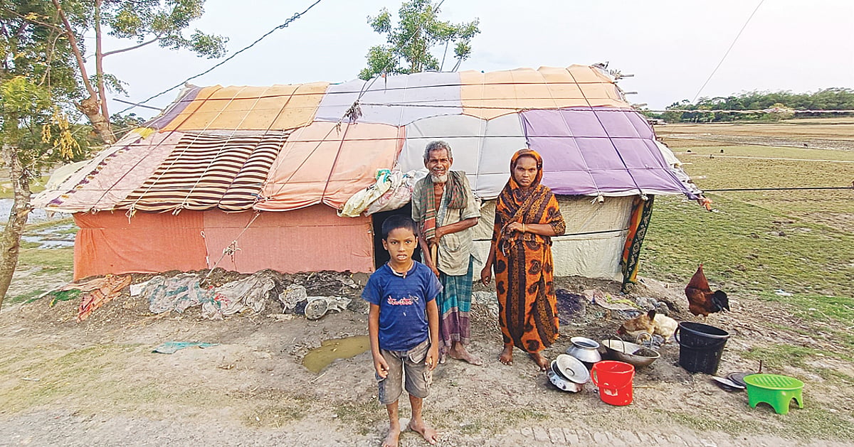 বিশ্বাসঘাতক শীতকালের সহায়তায় পরিবারের ঝুপড়ি ঘর