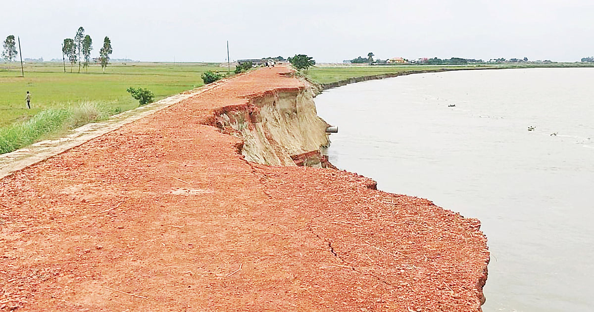 কিশোরগঞ্জের অষ্টগ্রামে অলওয়েদার সড়ক ভাঙছে, দায় চাপাতে ঠেলাঠেলি
