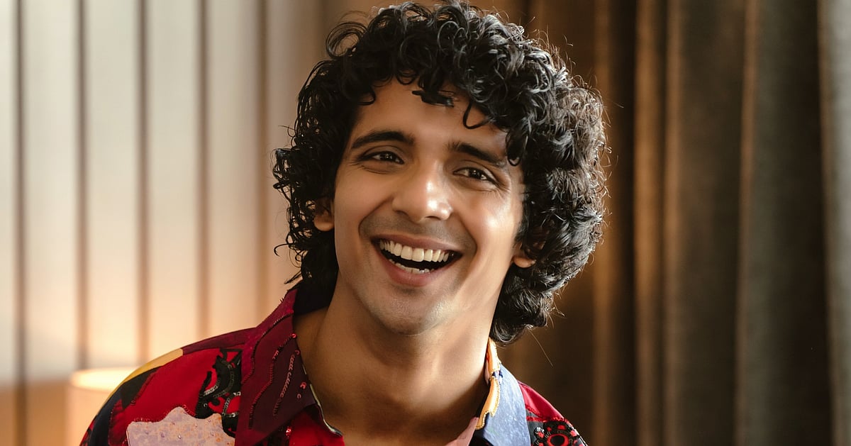 কানের লালগালিচায় হাঁটছে এক ছেলে যে স্কয়ার প্লাস বি স্কয়ার সূত্র ভুলে যাওয়ায়