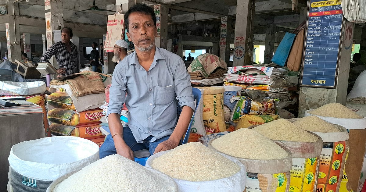 বাংলাদেশের নওগাঁয় ভরা মৌসুমে চালের দাম বেড়েছে