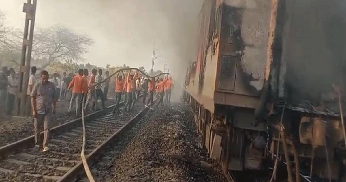 ভারতে রাজধানী এক্সপ্রেস ট্রেনে ভয়াবহ অগ্নিকাণ্ড