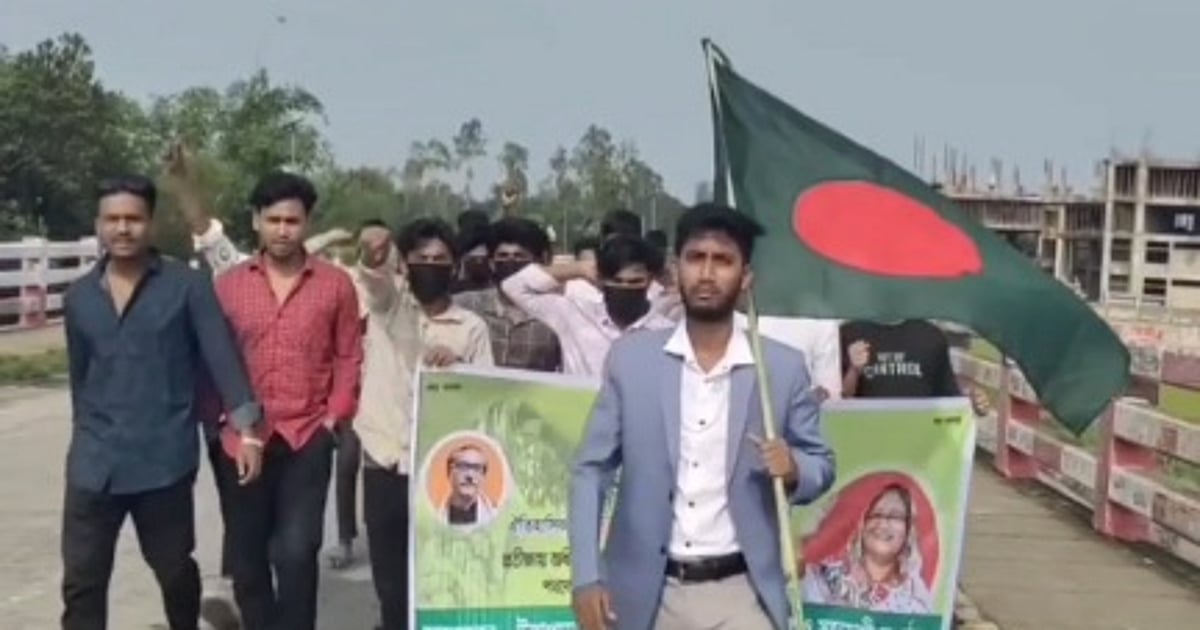 আওয়ামী লীগ ও ছাত্রলীগের নেতারা ঝটিকা মিছিলের মাধ্যমে রাজনৈতিক কার্যক্রম চালাচ্ছেন