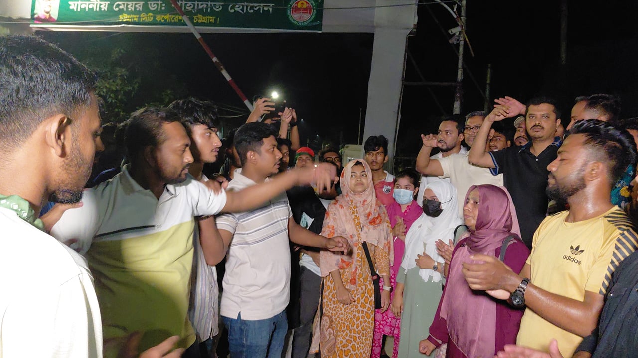 চট্টগ্রামে জুলাই গ্রাফিতি নিয়ে ছাত্রদল-এনসিপির মুখোমুখি