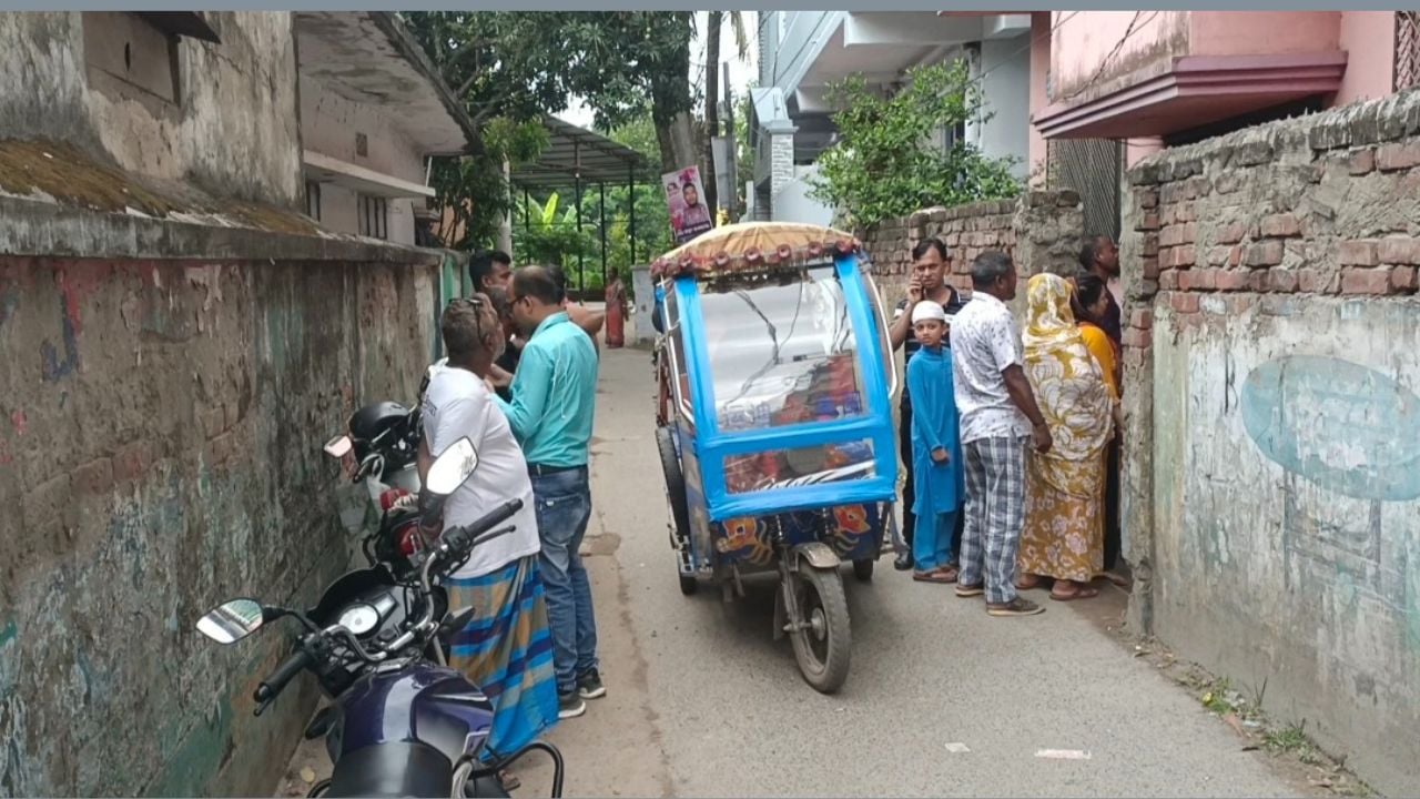 মাদারীপুরে একই পরিবারের তিনজনের লাশ উদ্ধারের বিষয়ে পুলিশের বিস্তারিত তথ্য