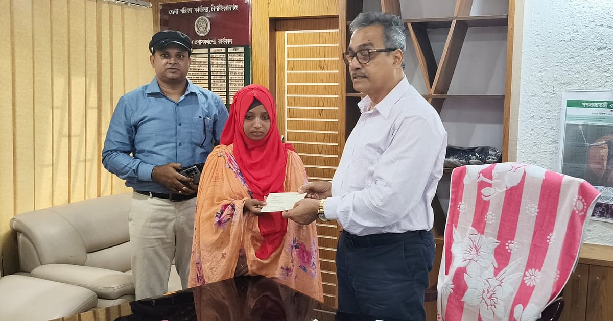 হামে আক্রান্ত শিশুর পাশে দাঁড়িয়েছেন জেলা পরিষদের প্রশাসক