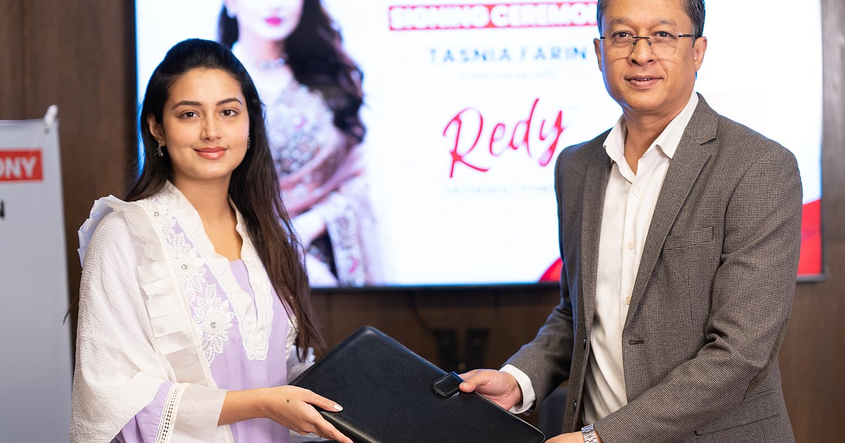 তাসনিয়া ফারিণের সঙ্গে নতুন চুক্তি স্বাক্ষর