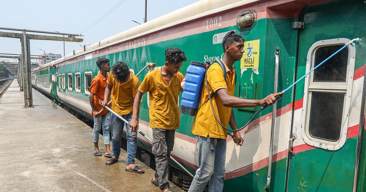 ট্রেন ধোয়া-মোছা চলছে