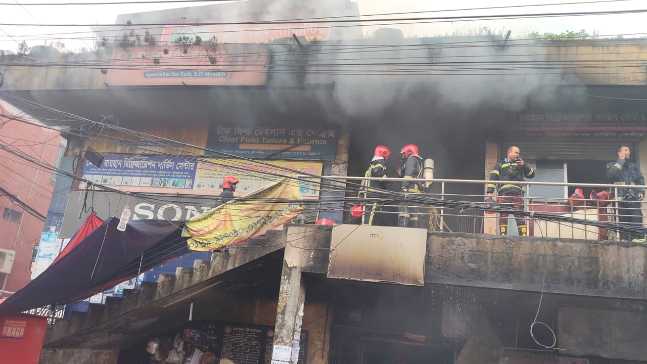 বিজয় সরণির বাজারের আগুন নিয়ন্ত্রণে