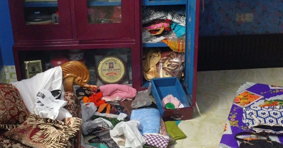 নোয়াখালীতে পুলিশ কর্মকর্তার বাড়ি থেকে টাকা ও স্বর্ণালংকার লুট