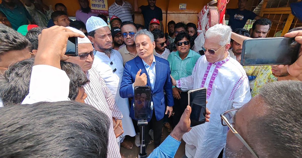 বিএনপির অবরোধে পড়ে সেতুমন্ত্রী রবিউল