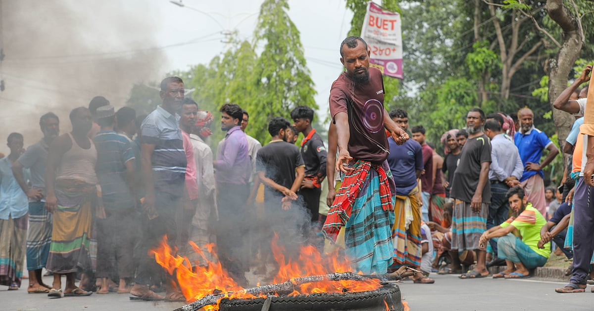 খুলনায় শ্রমিকদের বিক্ষোভে মহাসড়ক অবরোধ