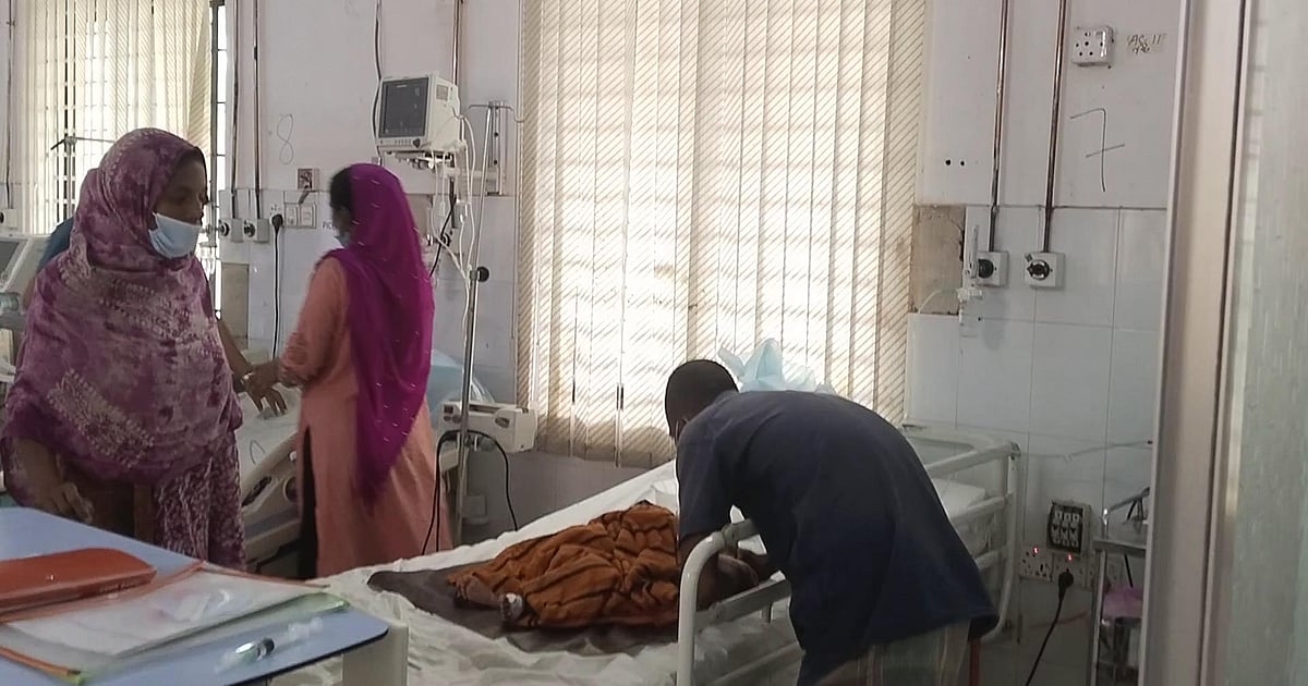 আইসিইউতে মৃত্যুর সঙ্গে লড়ছে ছেলে, বাইরে বাবার আকুতি