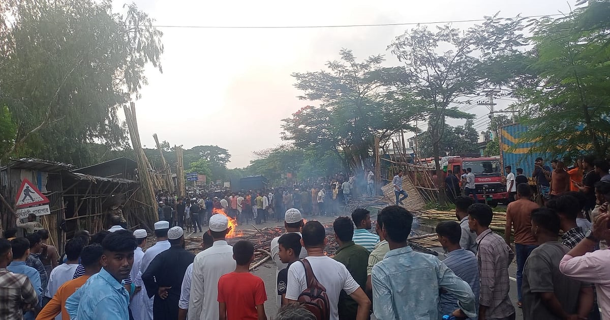 ঢাকা-চট্টগ্রাম মহাসড়কে দুই ছাত্রীর মৃত্যুর ঘটনায় বিক্ষোভ