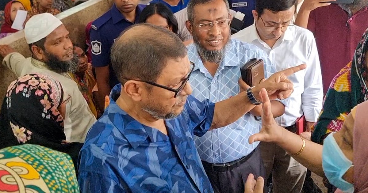 স্বাস্থ্যমন্ত্রী হাসপাতালে অনিয়ম খুঁজে বের করেন