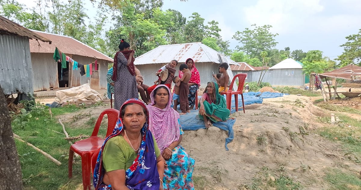 পদ্মা নদীতে নৌকা নিয়ে গুলিবিদ্ধ ছেলের লাশ খুঁজছেন স্বজনেরা