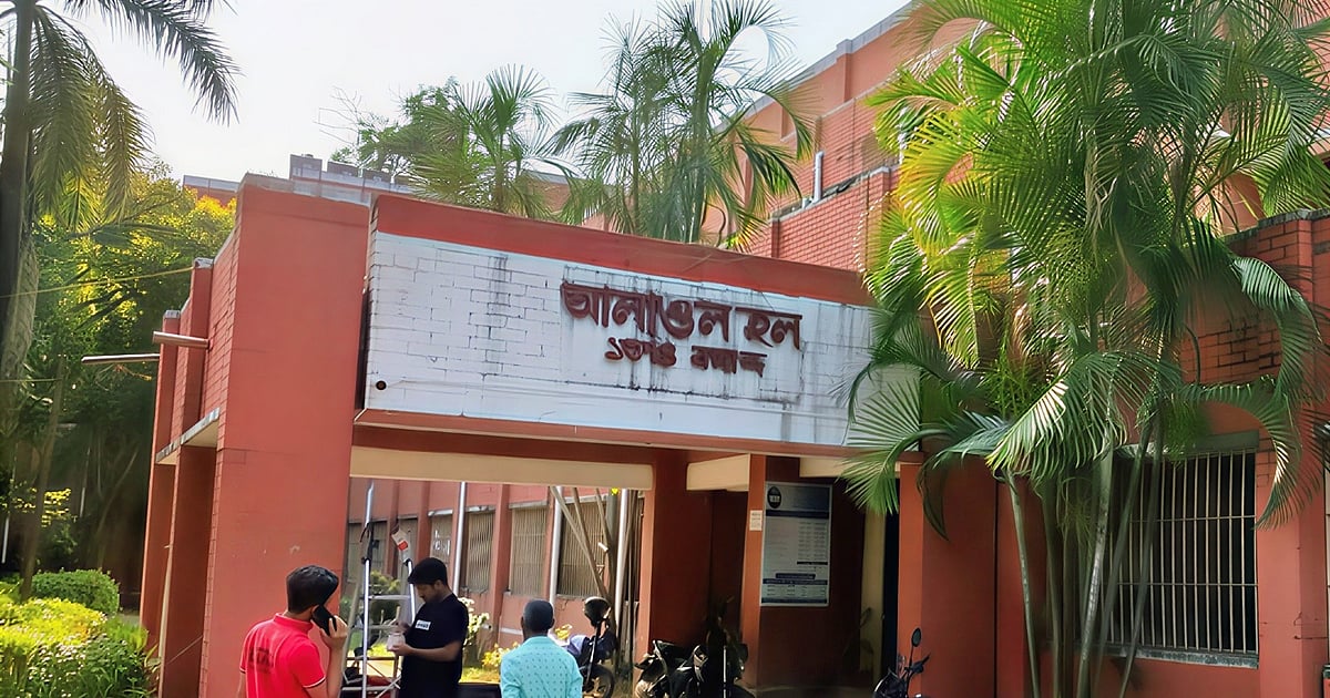 চট্টগ্রাম বিশ্ববিদ্যালয়ের হল সংসদের নেতারা আট দাবিতে তালা দিয়েছেন