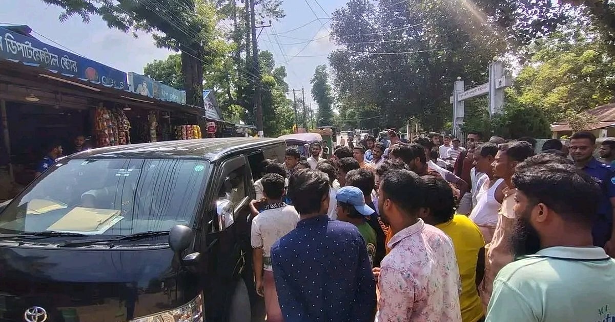চট্টগ্রাম বিশ্ববিদ্যালয়ে খাবার হোটেলে অভিযানে চাকসু প্রতিনিধি ও ভোক্তা অধিকার কর্মকর্তারা অবরুদ্ধ