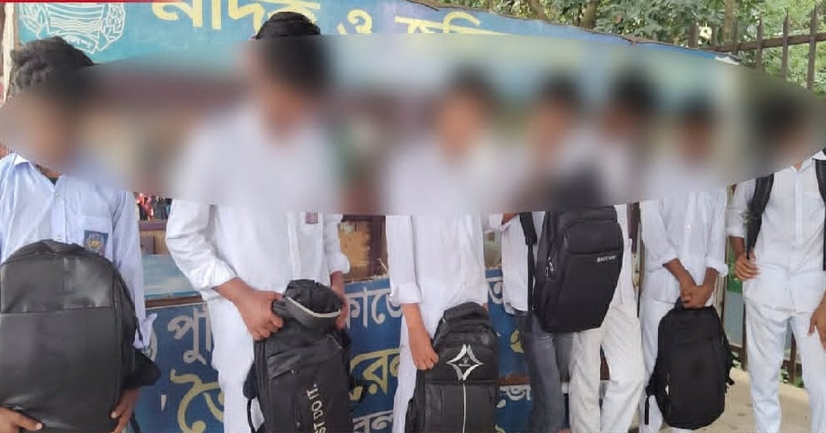 ট্রেনের ছাদে ভ্রমণ করে আটক হয়েছে ৯ জন শিক্ষার্থী