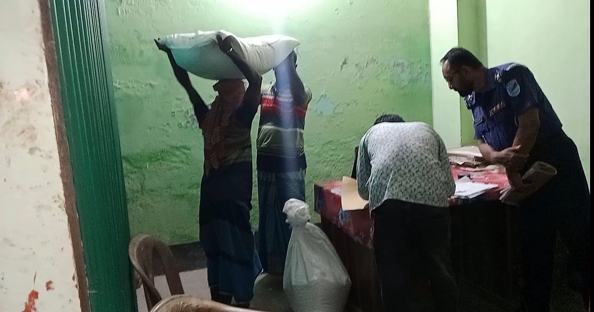ফরিদপুরে সাবেক কাউন্সিলরের বাড়ি থেকে বরাদ্দের চাল উদ্ধার