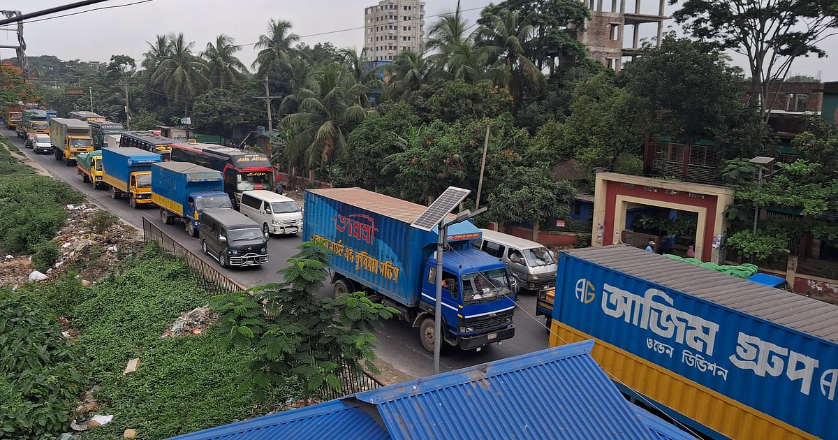 ঢাকা-চট্টগ্রাম মহাসড়কে যানজটে ভোগান্তি যাত্রীরা