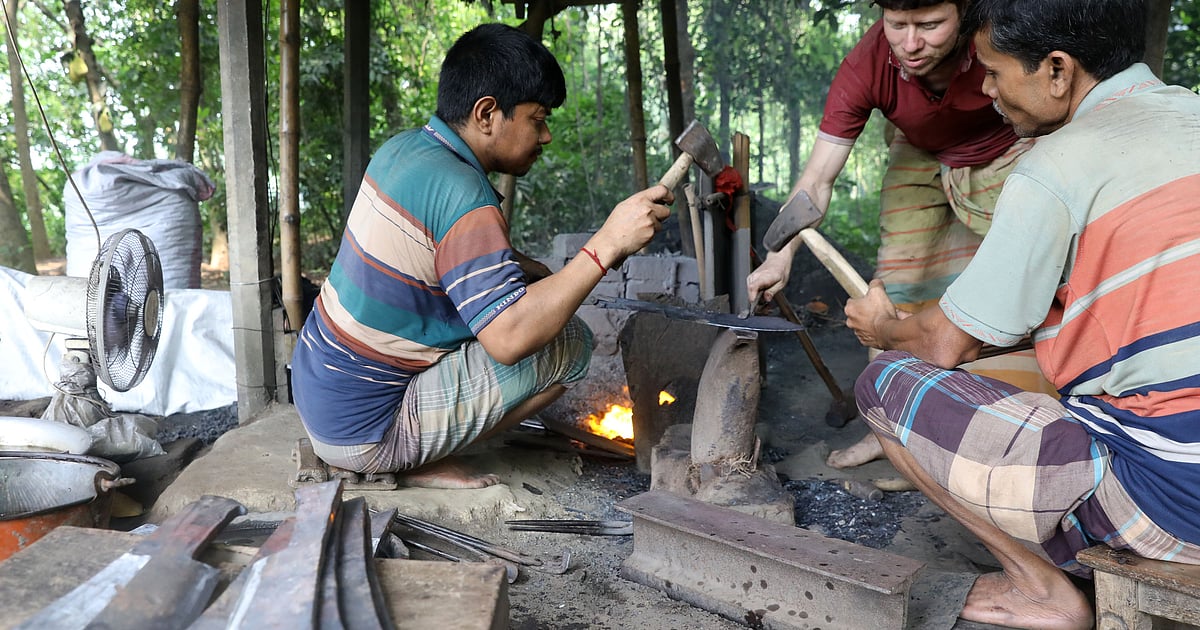 কামারশালায় ঈদের আনন্দের সাথে ব্যস্ততা