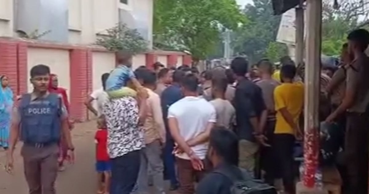শ্রীপুরে শ্রমিকদের সঙ্গে পুলিশের সংঘর্ষ