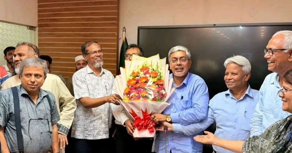 ডুয়েট ক্যাম্পাসে নতুন উপাচার্যের প্রবেশ, শিক্ষকদের শুভেচ্ছা