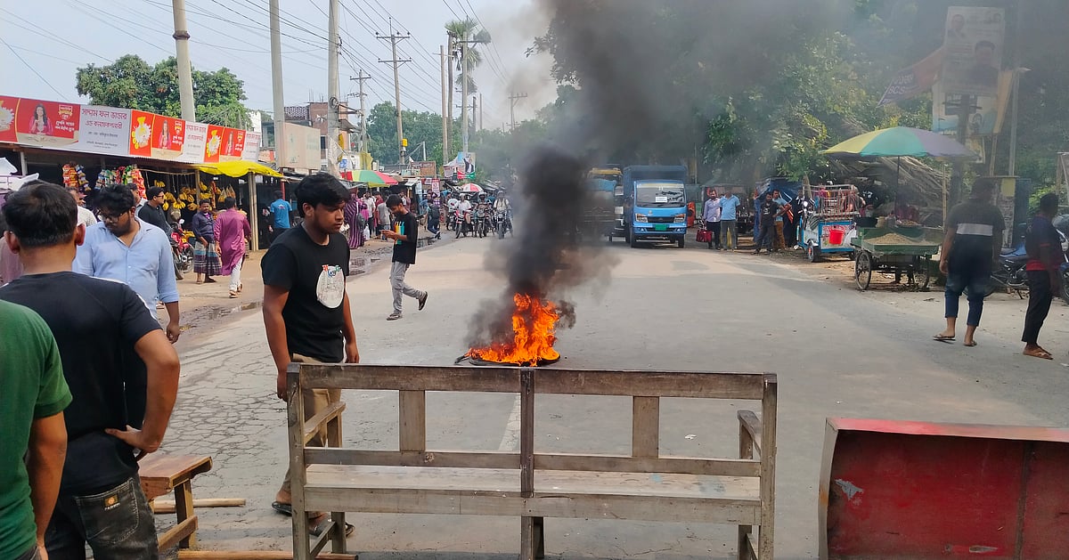 দুই হলের শিক্ষার্থীদের মধ্যে সংঘর্ষ, রংপুর-দিনাজপুর মহাসড়ক অবরোধ