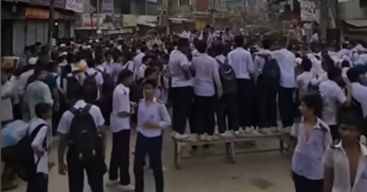 ব্রাইট স্কুল অ্যান্ড কলেজে শিক্ষার্থীদের বিক্ষোভ-ভাঙচুর