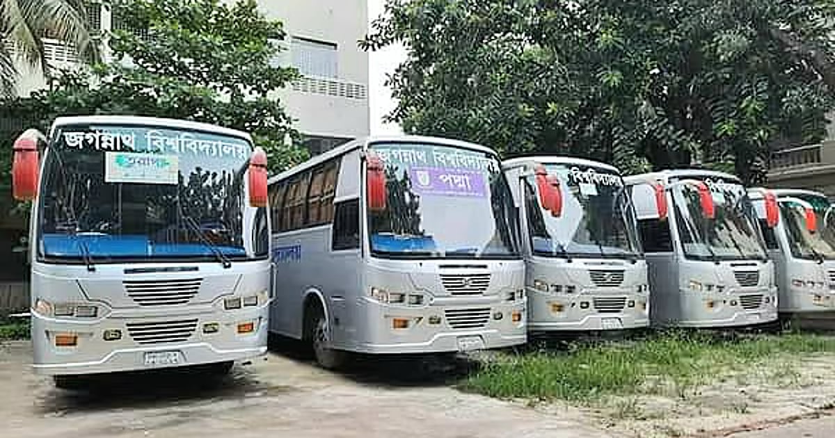 ঈদযাত্রায় শিক্ষার্থীদের উচ্ছ্বাস, বাসের অপেক্ষায় ক্যাম্পাসে ভিড়