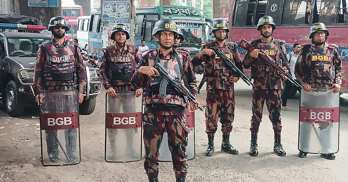 ঈদযাত্রার সময় আইনশৃঙ্খলা রক্ষা ও যানজট নিয়ন্ত্রণে বিজিবির মোতায়েন