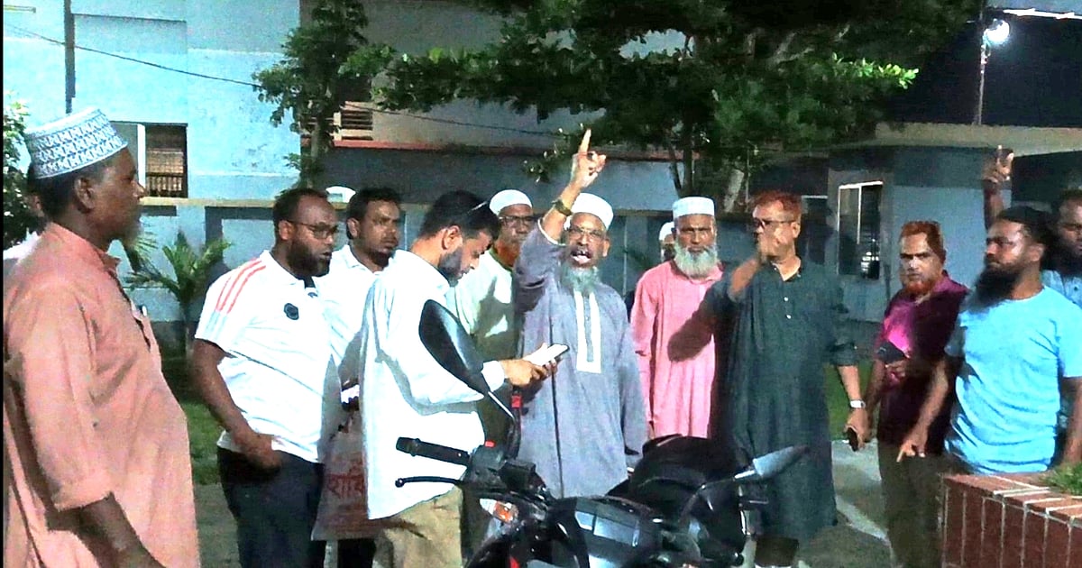 পাবনায় জামায়াত নেতাকে কুপিয়ে জখম, প্রতিবাদে থানা চত্বরে সংসদ সদস্যের বিক্ষোভ