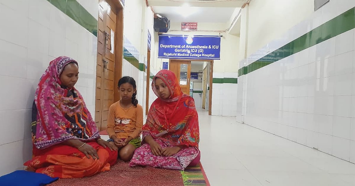 হামে আক্রান্ত ছেলের চিকিৎসার জন্য মা শাহিদা খাতুনের ঝামেলা