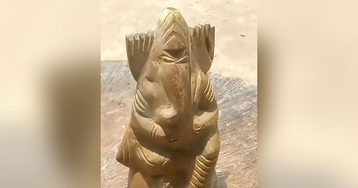 তিন কিশোর স্বর্ণ ভেবে কেটে ভাগাভাগি করেছে ধাতব গণেশমূর্তি