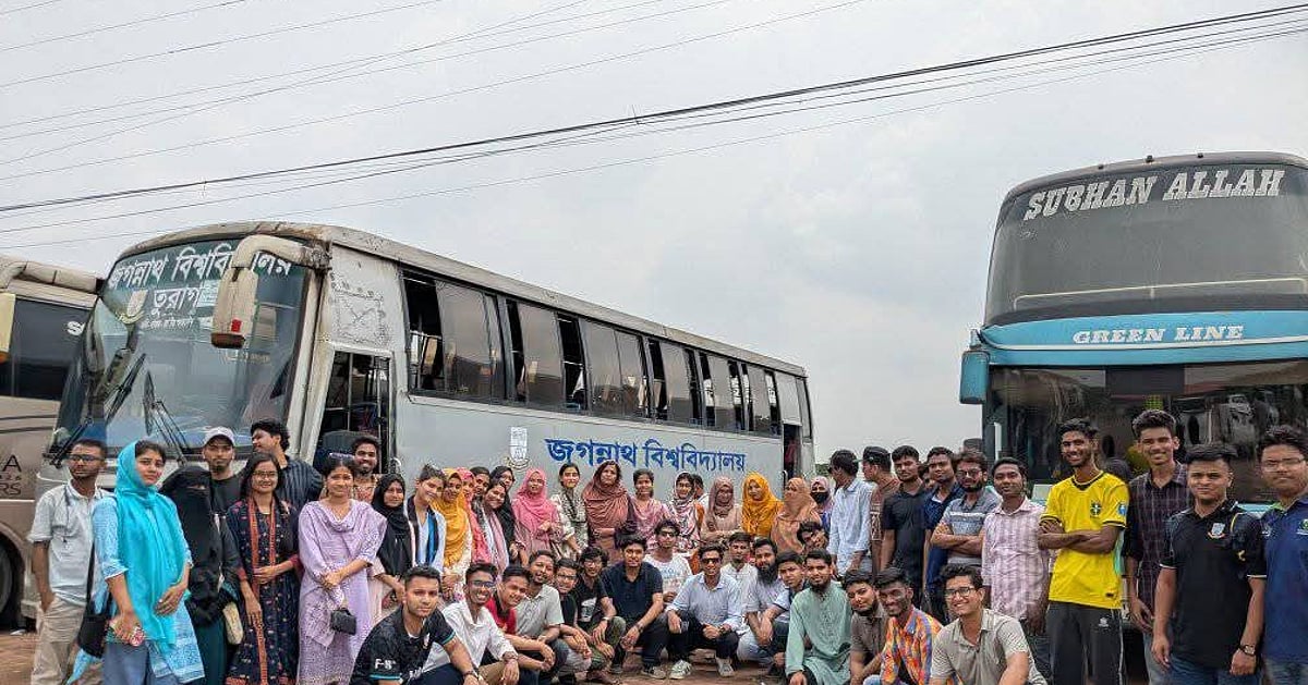 জগন্নাথ বিশ্ববিদ্যালয়ের শিক্ষার্থীরা ঈদে বিশ্ববিদ্যালয়ের বাসে বাড়ি ফিরেছেন