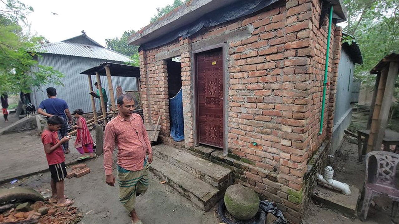 রাস্তার ইট দিয়ে বাড়িতে পাকা বাথরুম নির্মাণের অভিযোগ