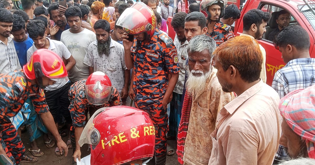 গ্রামীণ সড়ক থেকে মহাসড়কে ওঠার সময় ট্রাকচাপায় তিন কিশোর–তরুণ নিহত