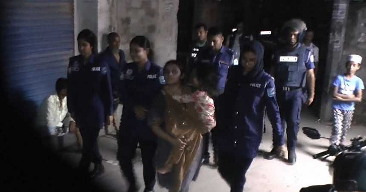 ফতুল্লায় চাঁদা না পেয়ে ব্যবসায়ীর বাড়িতে হামলা-ভাঙচুর ও তিনজনকে কুপিয়ে জখম