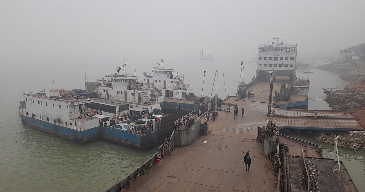 ঝড়ের কারণে পাটুরিয়া-দৌলতদিয়া নৌ রুটে ফেরি বন্ধ, অপেক্ষায় অর্ধশতাধিক গাড়ি