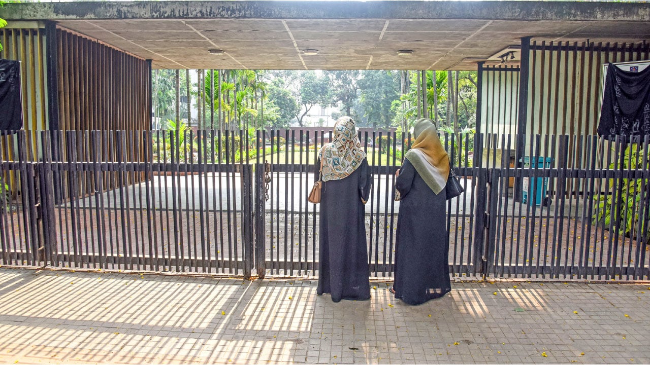 ঢাকা বিশ্ববিদ্যালয়ে কবি নজরুলের সমাধি বন্ধ