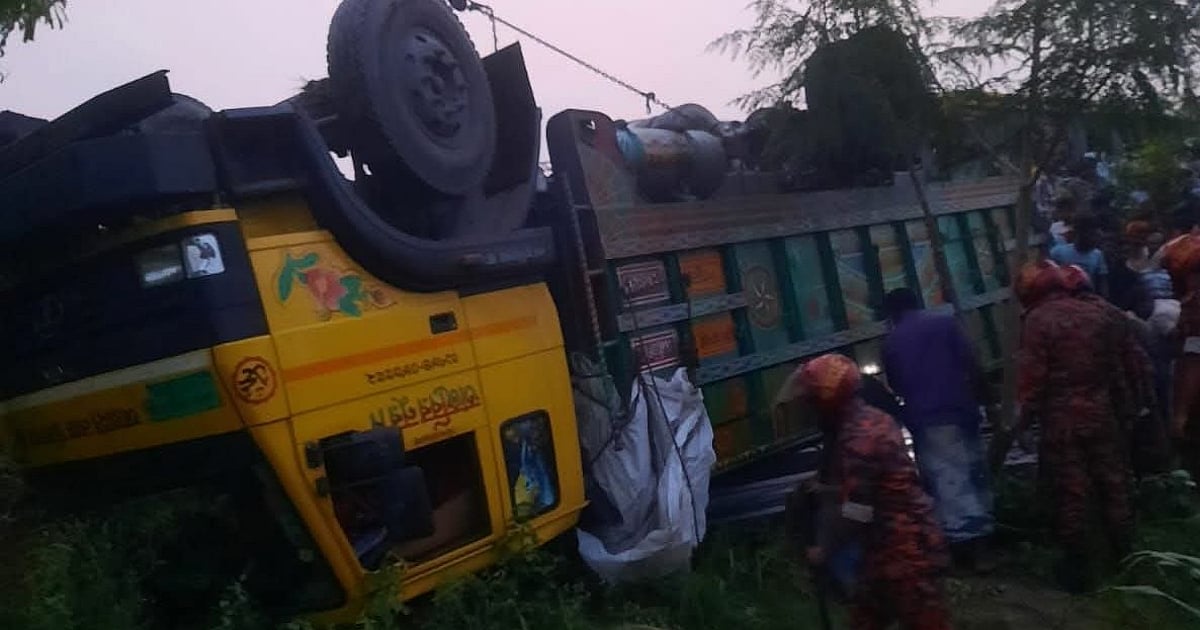 ট্রাক দুর্ঘটনায় নিহত ১৫ জনের লাশ উদ্ধার
