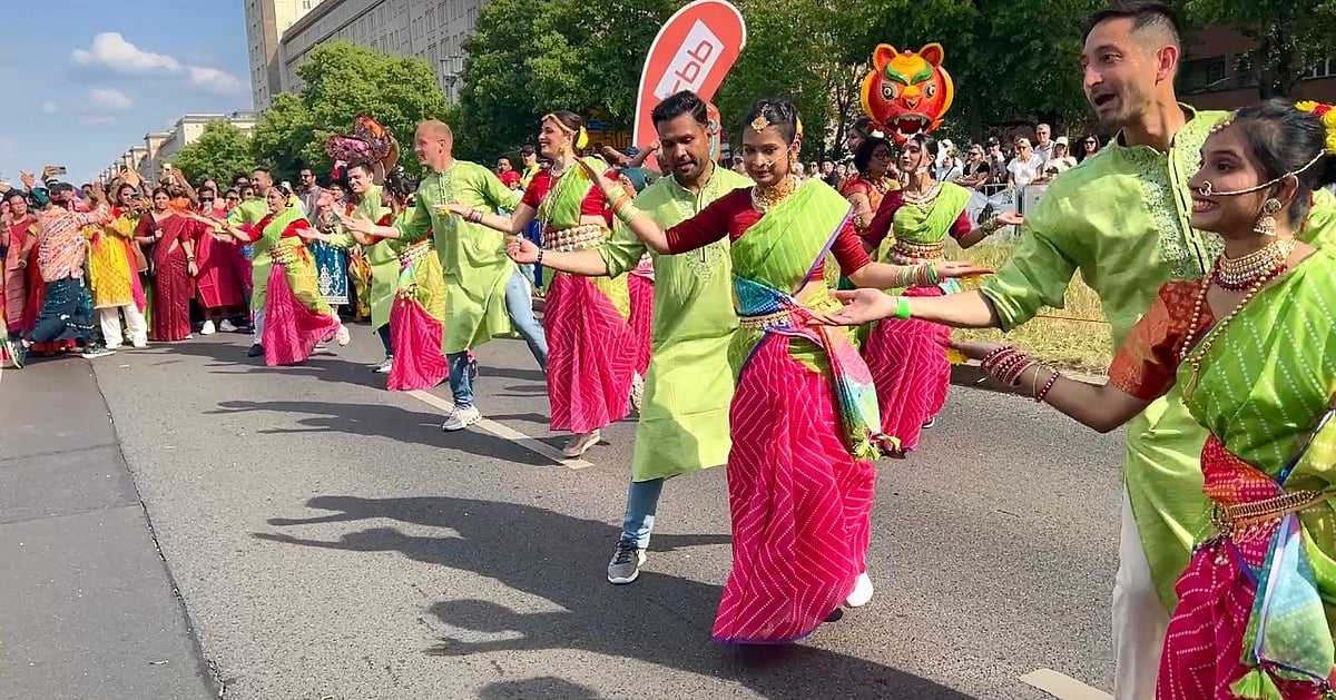 বার্লিনে বিশ্বসংস্কৃতির মহামিছিলে প্রবাসী বাংলাদেশিরা অংশ নিলেন